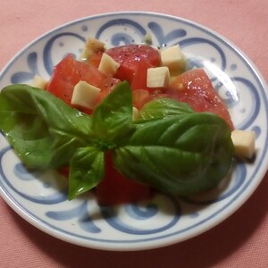 トマトバジルとチーズのサラダ
